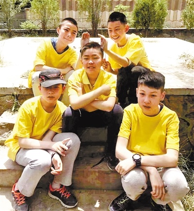 6月24日晚世界杯赛场兰州少年杨文聃担纲护旗手出场