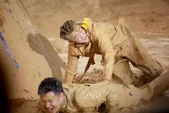 世界杯爱心,北京泥浆足球世界杯