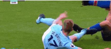 足球场上恐怖的受伤瞬间校园,足球场上受伤瞬间恢复的集锦