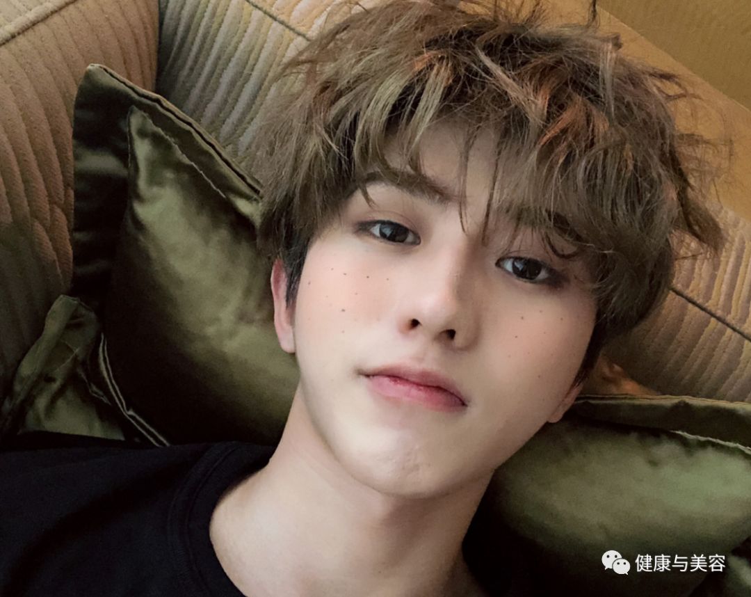 蔡徐坤腮红上热搜！《创造101》小姐姐说腮红用得好，脸小年龄小