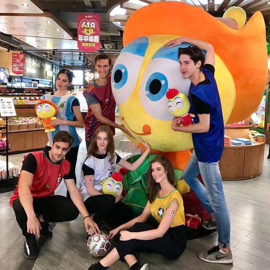 世界杯购物新体验：来伊份零食购物袋一秒变球衣