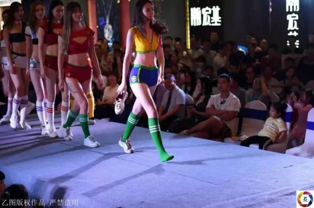 胸模化身足球宝贝,T台走秀鞋子掉了，穿袜子走完全场