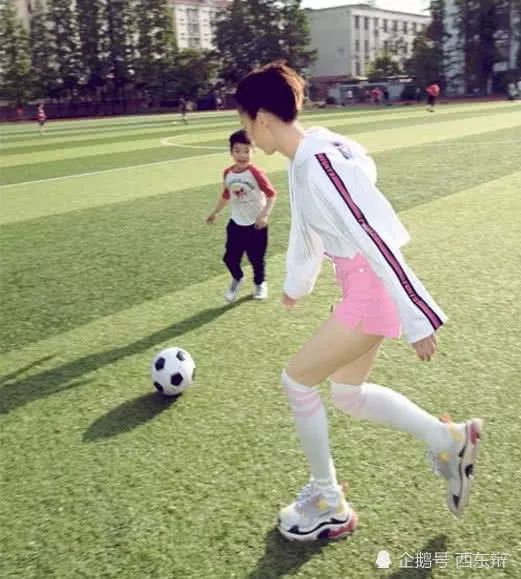 黄圣依足球宝贝最火图片,黄圣依长腿打扮