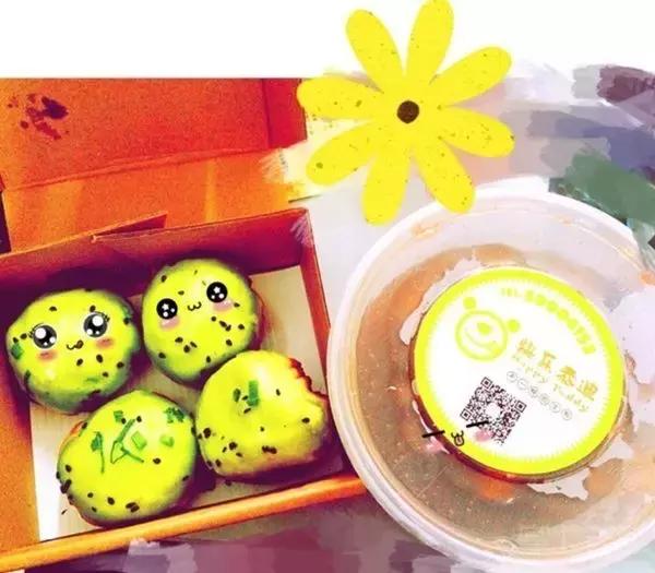 天津传统煎饼果子 (煎饼果子是天津人的小吃)