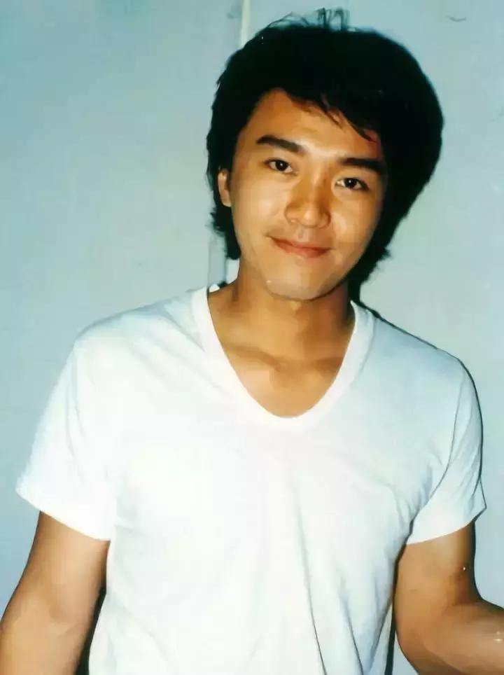 周星驰61岁就算60岁吗,58岁的周星驰至今仍孤身一人