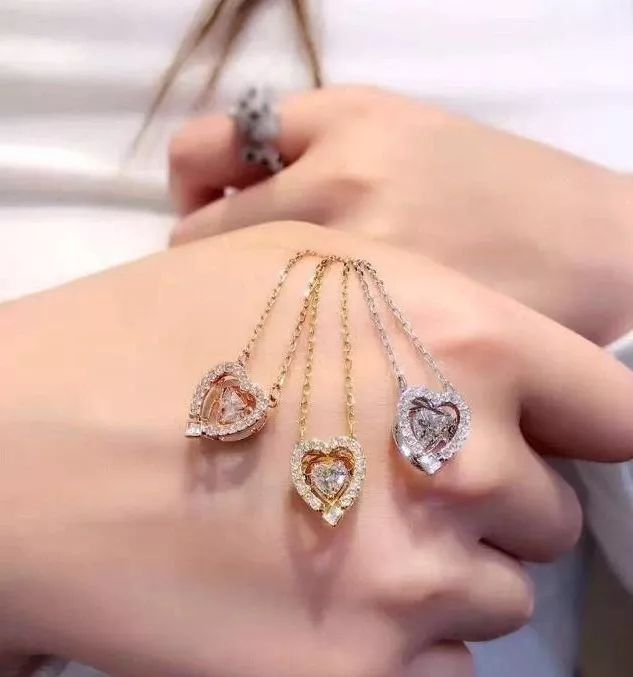 变美还差一条施华洛世奇