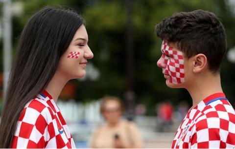 阿根廷女球迷庆祝梅西进球,女球迷支持梅西