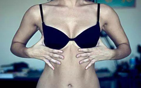 喂完奶胸干瘪生二胎还要母乳吗,生完二胎不母乳胸还会变小吗