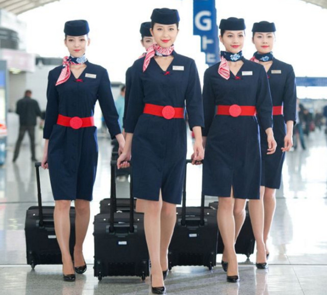 空姐每次起飞箱子里装的是什么,空姐为什么行李箱里装着什么