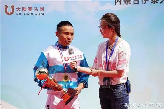 赛马点亮城市新名片：两位双冠王闪耀伊泰大漠“鄂尔多斯金杯”