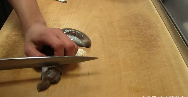 去日本旅游,花2000买了5头肥海参,做成菜后都快哭了!