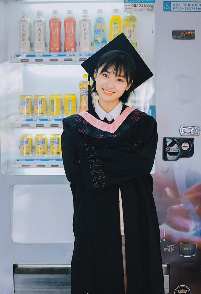 沈月时尚写真清纯短发充满少女感,沈月校服造型短发