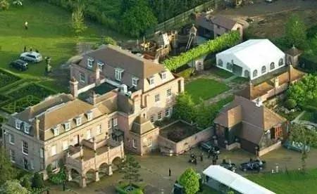 梅西到底有多少钱买了多少套房,梅西一个月工资多少钱