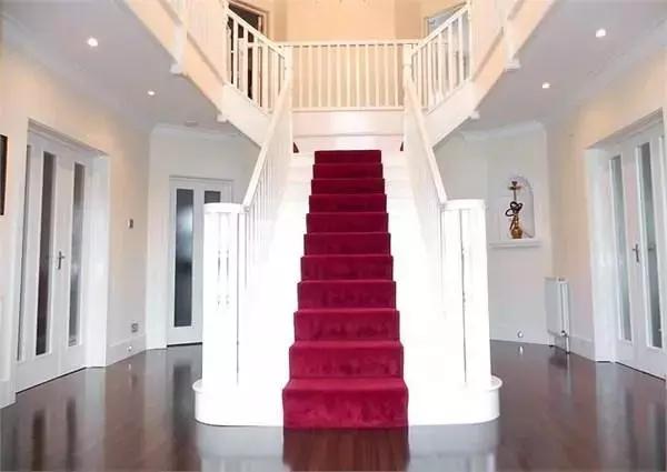 梅西到底有多少钱买了多少套房,梅西一个月工资多少钱