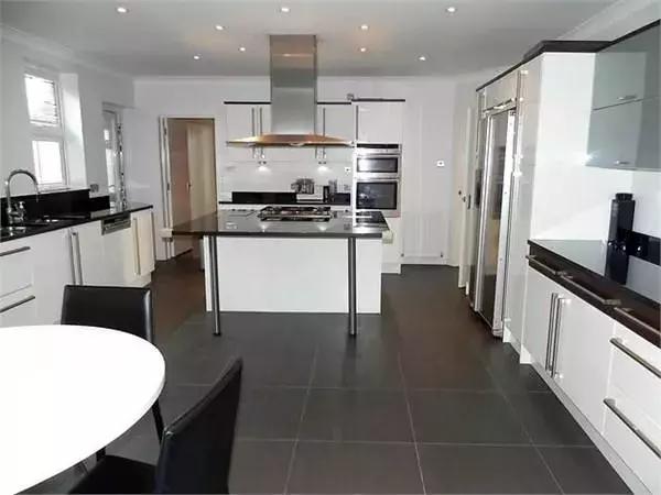 梅西到底有多少钱买了多少套房,梅西一个月工资多少钱