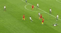 足球赛场上意外瞬间,世界杯足球比赛造越位精彩瞬间