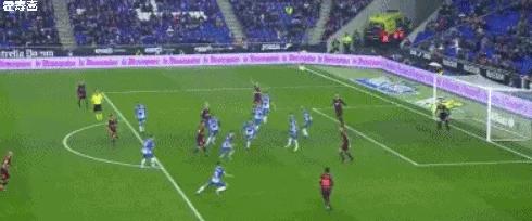 足球赛场上意外瞬间,世界杯足球比赛造越位精彩瞬间