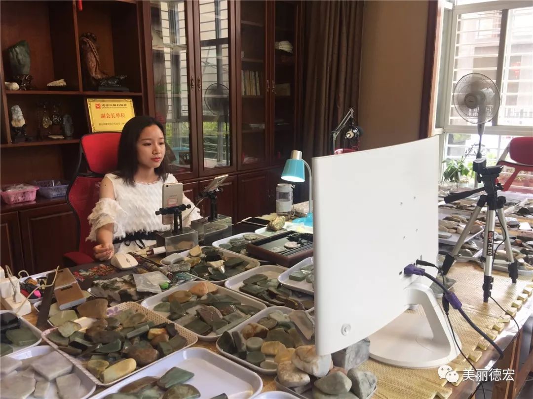 瑞丽镶嵌翡翠直播,当翡翠遇上范爷