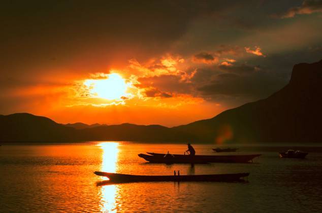 驻足眼前美景,泸沽湖的静谧之美