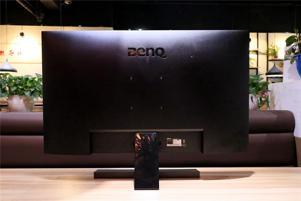 分享我自己在书房用的32英寸显示器,影音娱乐都很爽!