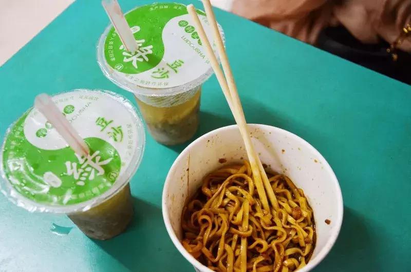 武汉美食必吃推荐粮道街饼夹烧卖,武汉一元路怪味烧饼几点开门