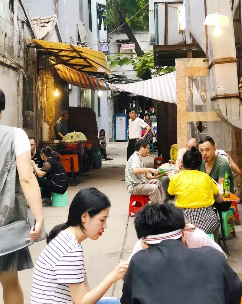 武汉美食必吃推荐粮道街饼夹烧卖,武汉一元路怪味烧饼几点开门