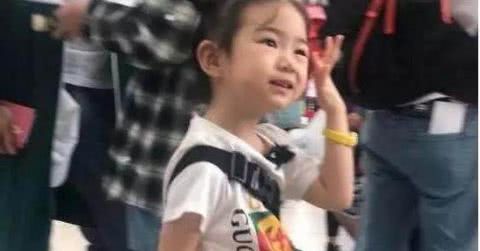 戚薇与老公李承铉晒出写真照，好养眼！女儿摘掉墨镜后，都笑了