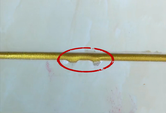 如果工人师傅这样给你家做瓷砖美缝，要么让他重做，要么让他赔钱！