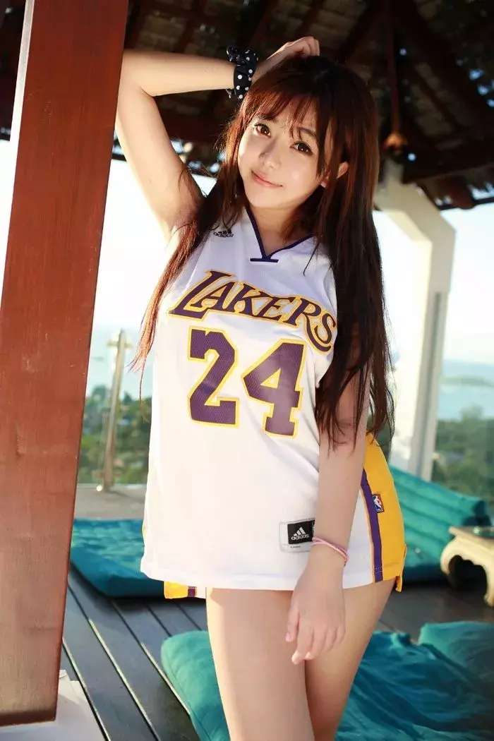 过瘾不？看完足球宝贝口水直喷，一双大长腿外搭长袜……