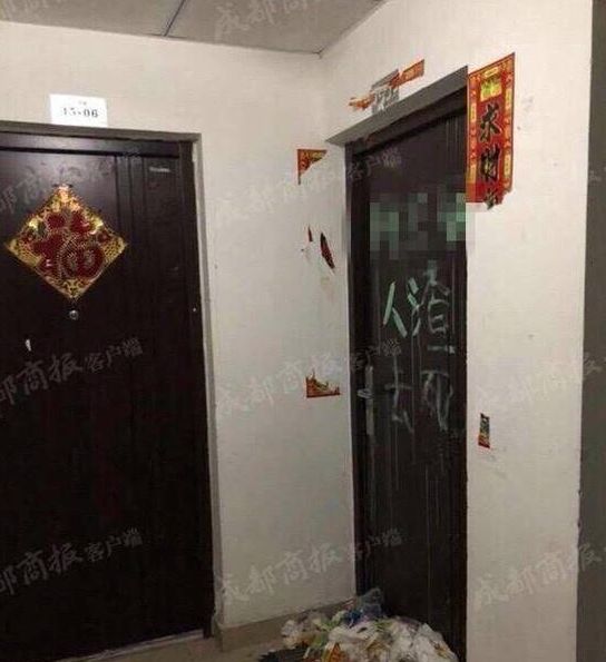 2岁儿子被咬老爸摔死泰迪，全家被人肉老婆闹自杀，网友吵翻了……