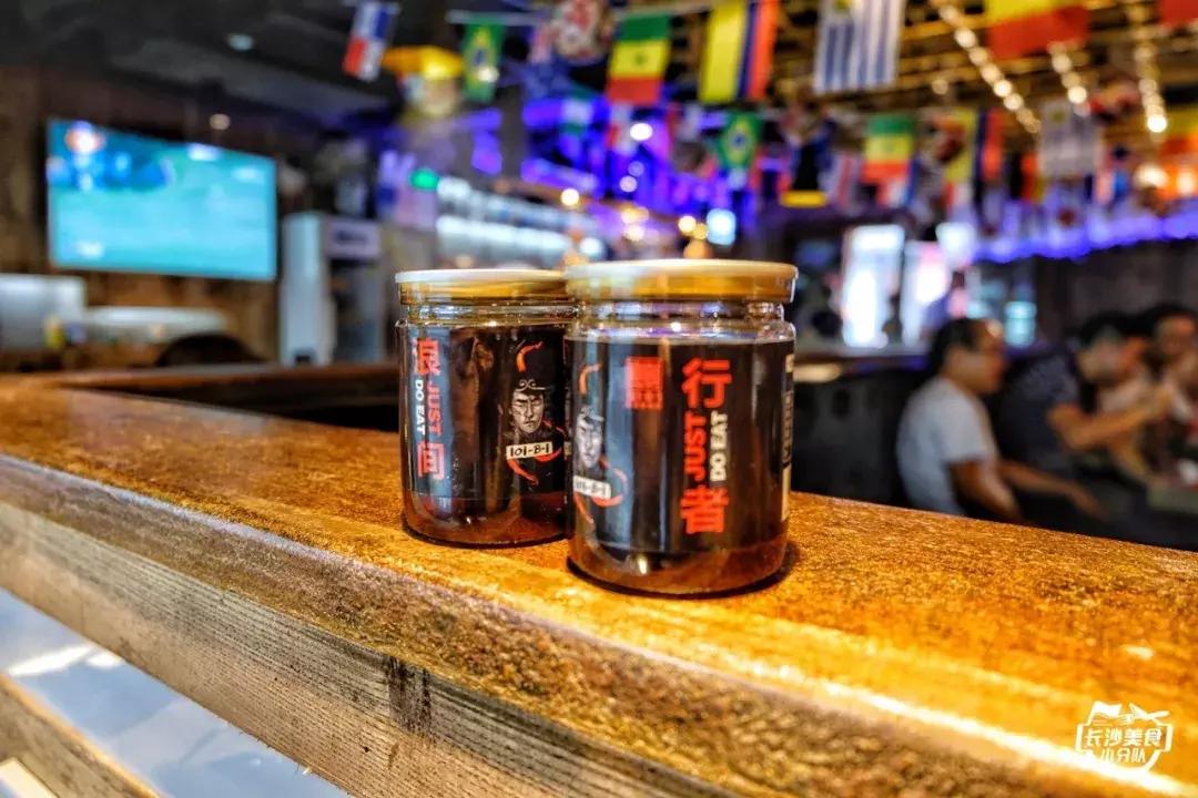 情怀总被烂梗消费,网红串串店长沙