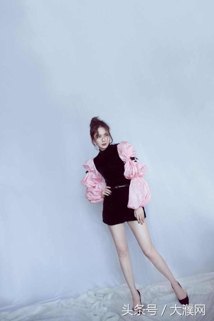 戚薇长筒袜穿搭,戚薇穿长筒袜子的照片