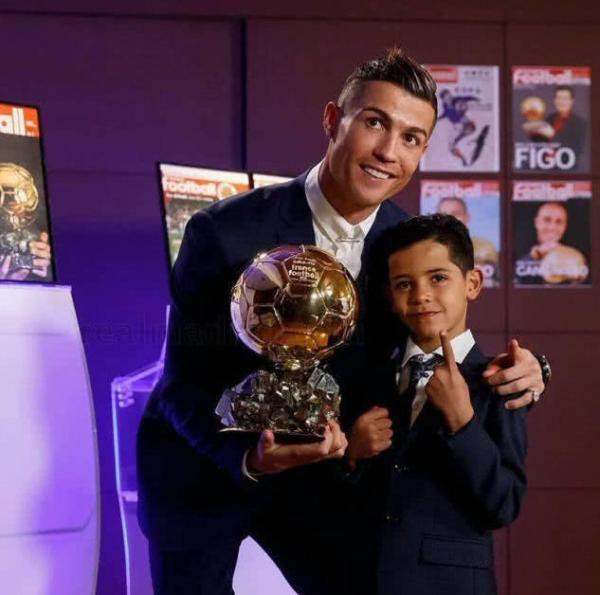 世界杯被萌娃抢镜?美斯C朗儿子一个软萌一个霸道,你喜欢哪一个