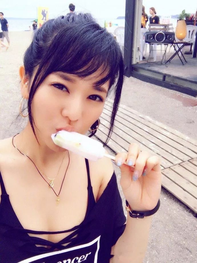 苍井空穿低胸吊带秀事业线，男网友说下垂，苍老师一句话显高情商