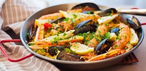 「昕薇FM」一杯红酒，一碟橄榄，一盘刚刚切好的火腿，这便是一个不可多得的属于西班牙的下午！