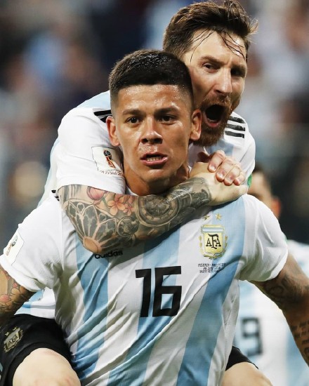 阿根廷夺冠梅西致敬马拉多纳,阿根廷夺冠马拉多纳和梅西画像