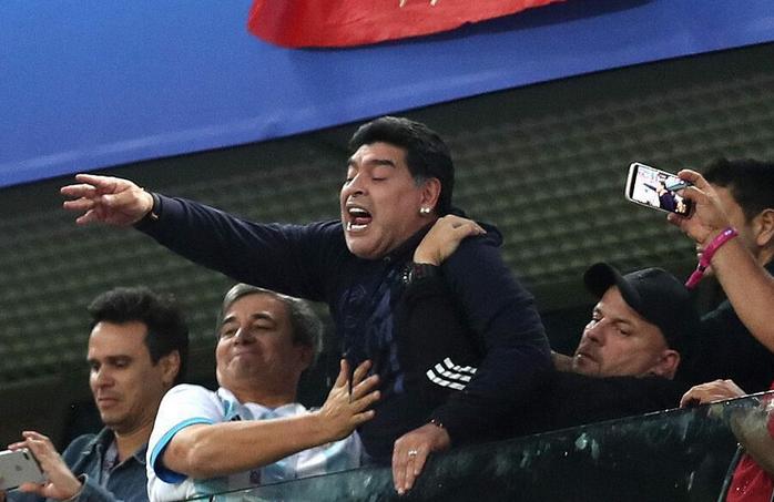 阿根廷夺冠梅西致敬马拉多纳,阿根廷夺冠马拉多纳和梅西画像