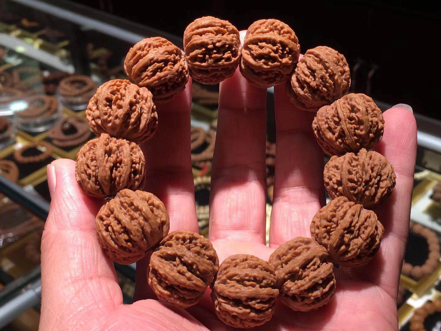 文玩市场淘鬼脸小核桃手串,十棱文玩小核桃手串哪产的