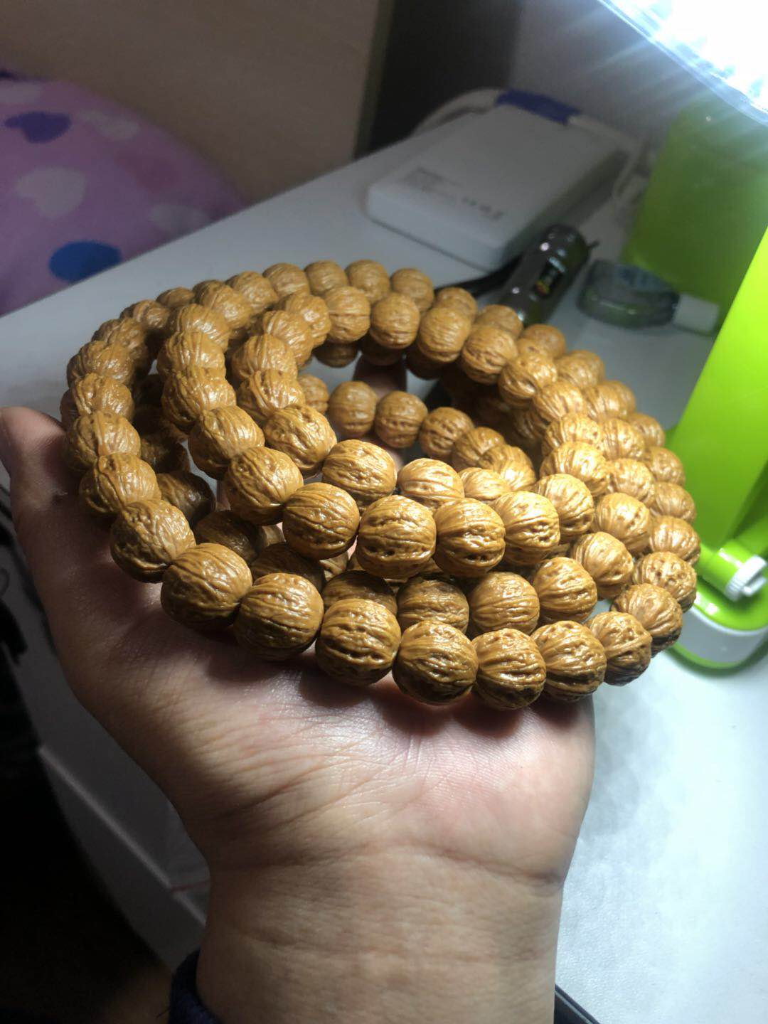 文玩市场淘鬼脸小核桃手串,十棱文玩小核桃手串哪产的