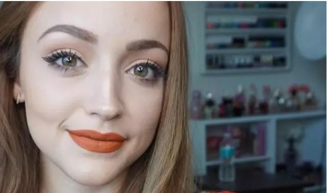 唇釉口红两支,唇釉和口红收纳一大堆