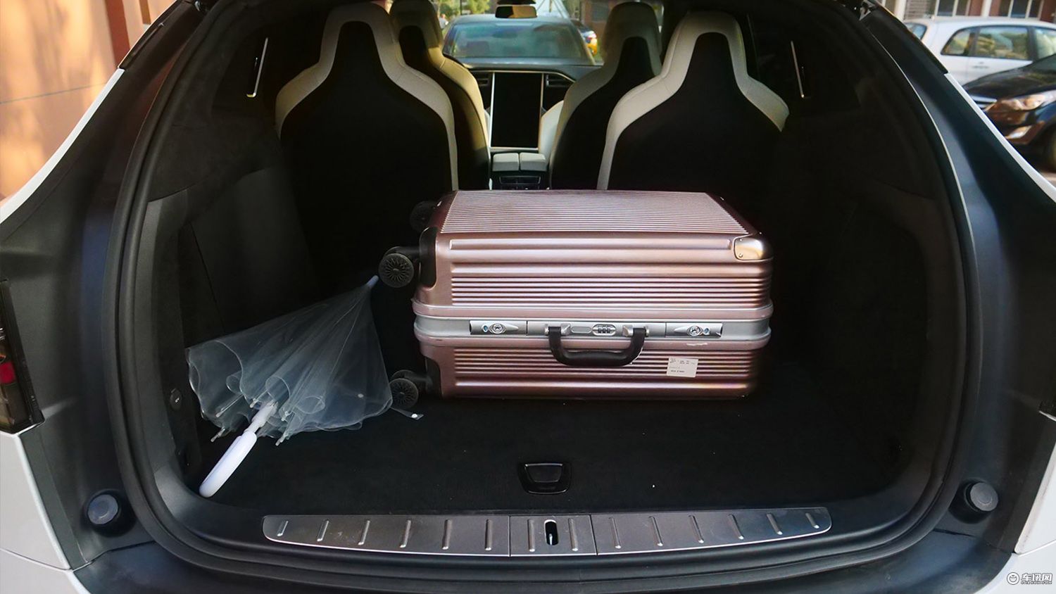 特斯拉modelx旅行,特斯拉modelx100d能跑多少公里