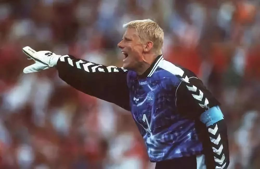 当一个姑娘问你：守门员是不是全队球技最烂的人？该如何回答