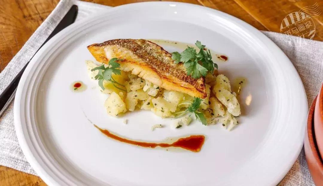 实探！全球第7家「奔驰餐厅」！什么都卖就是不卖车……