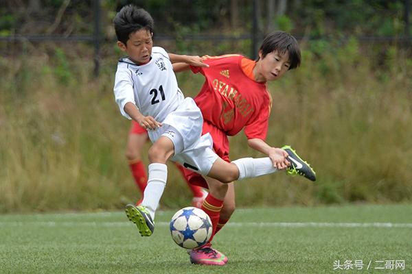 足球要从娃娃抓起,足球从孩子们抓起