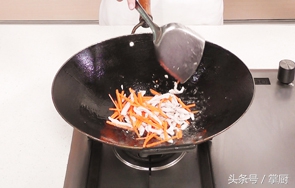 凉菜芥末黄瓜凉皮,黄瓜拌凉皮放什么调料