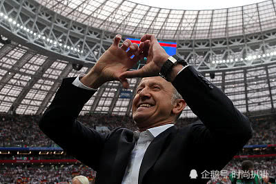 足球场上教练的手势,各国的足球教练的神操作