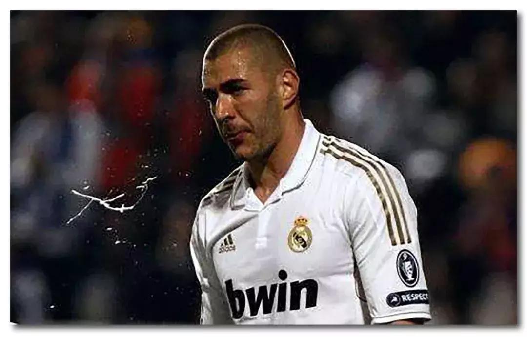 足球场上球员吐痰是什么行为,足球运动员为啥总吐痰