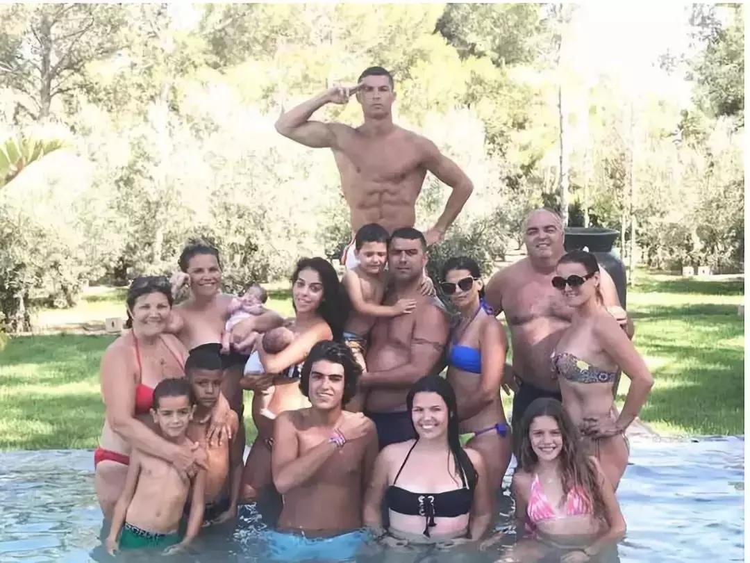 她曾是平凡的酒吧妹，却凭着这一点俘获了“钻石王老五”C罗