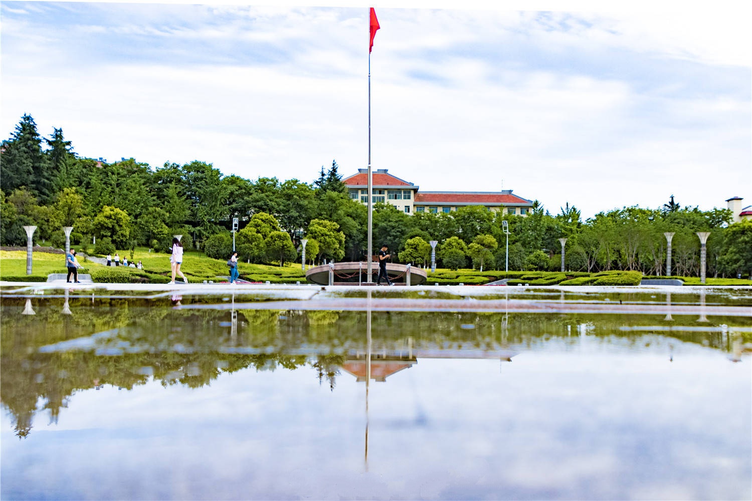 西安思源学院校园风景照片,西安思源学院航拍视频