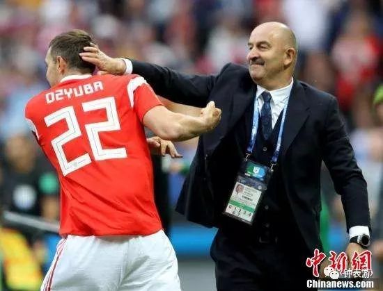 世界杯运动员戴什么表,世界杯裁判带领球员入场